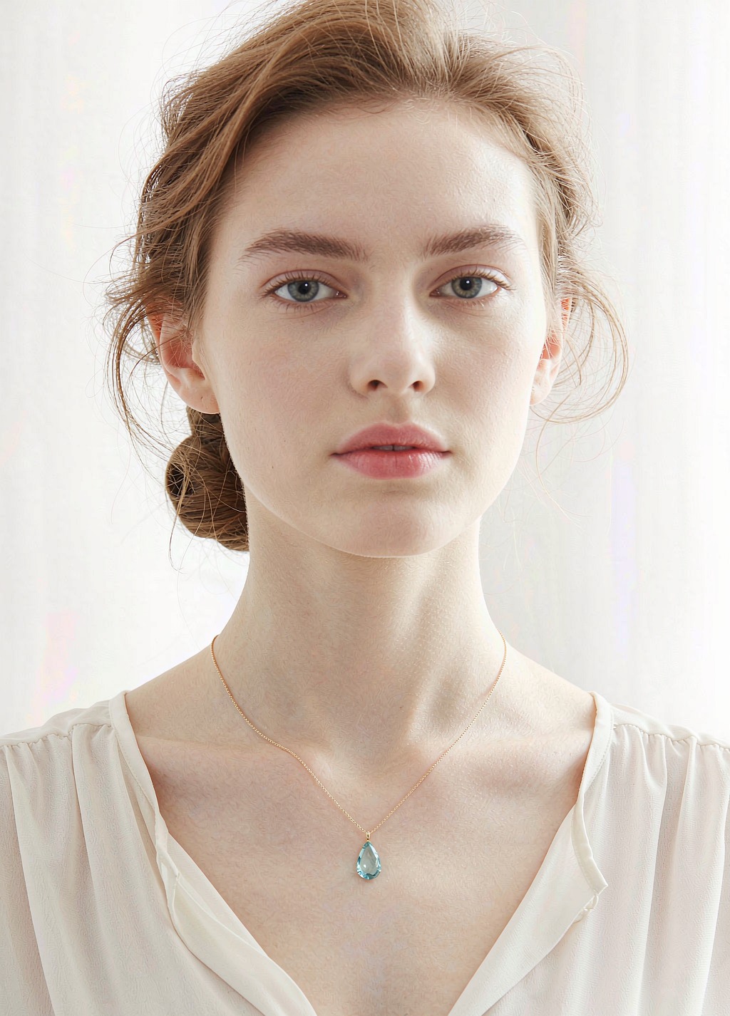 Single gold chain with aquamarine pendant